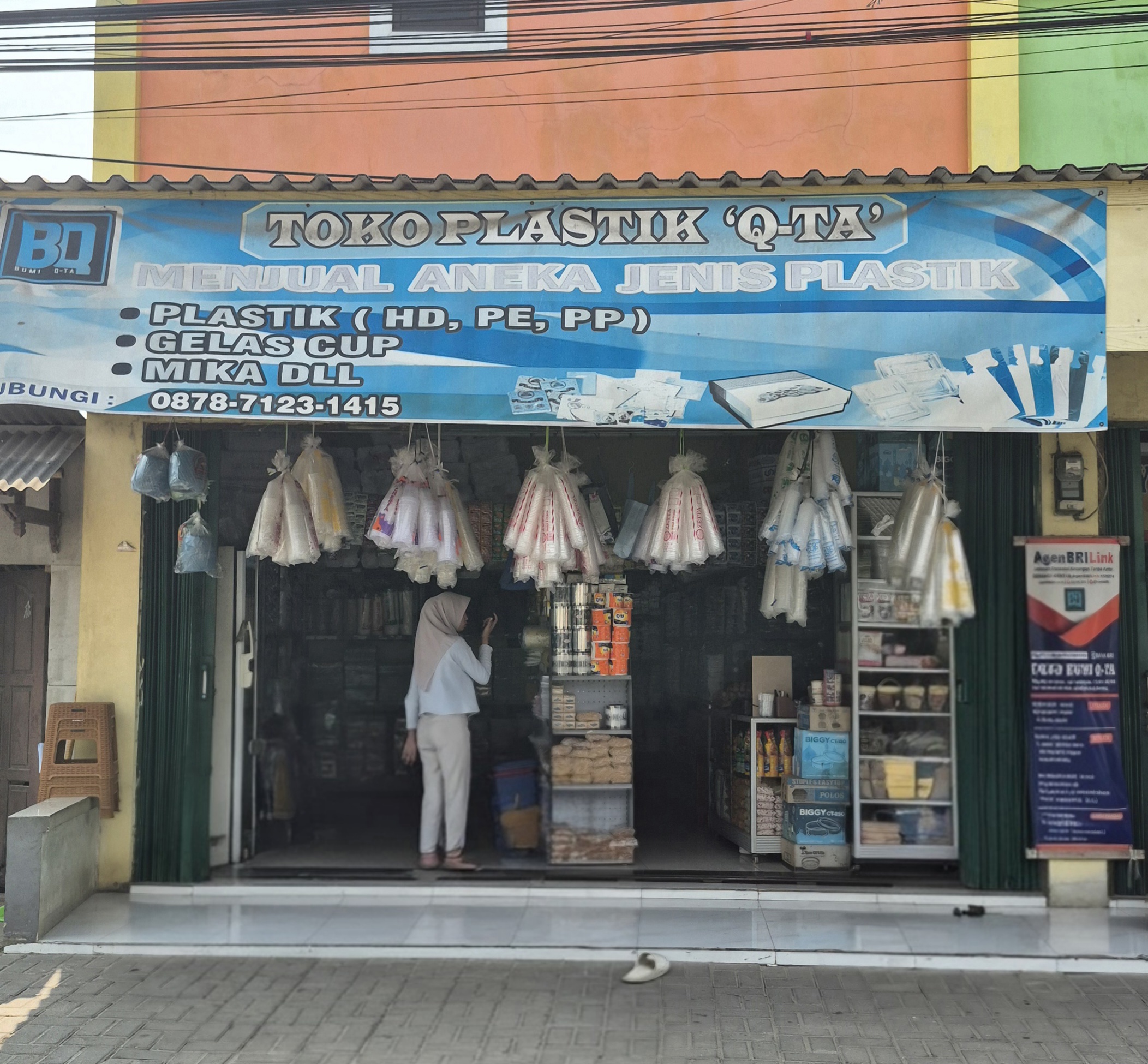 Halaman depan Toko Plastik
